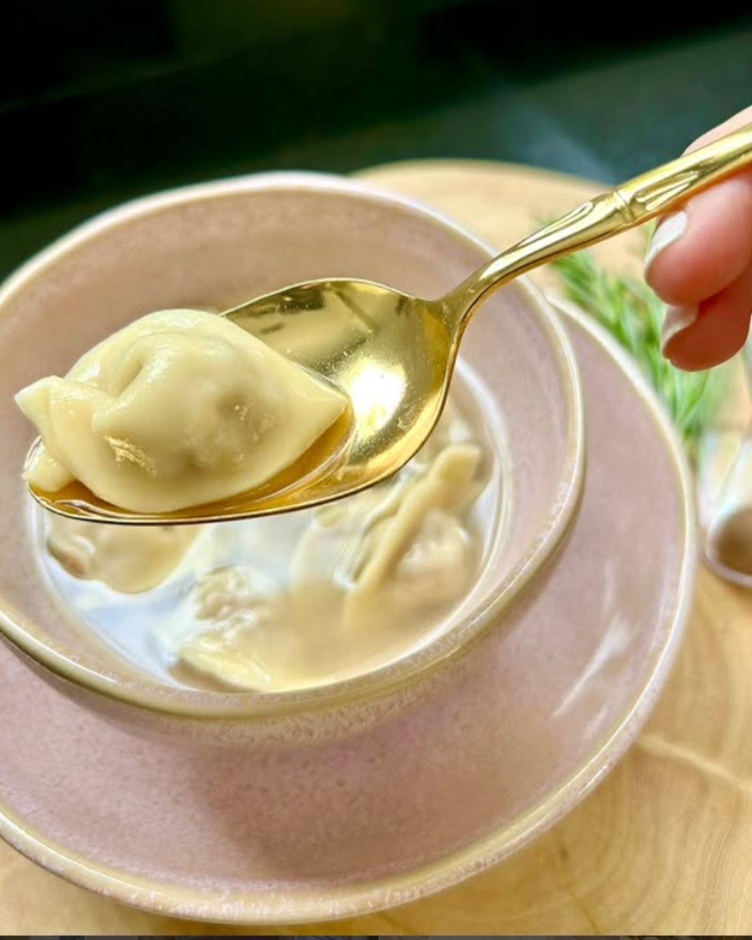 Cappelletti em caldo cremoso servido na loja